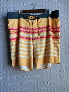 Patagonia Men’s Stretch Planing Boardshorts Sz 40 Yellow